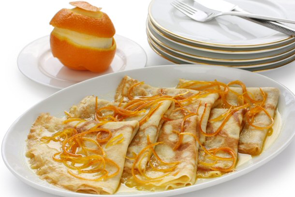 Crpes are a very delicious meal and perfect for breakfast. They look like very thin pancakes that you can fill with a variety of fruits, cheeses or ham and you can even try them with chocolate.