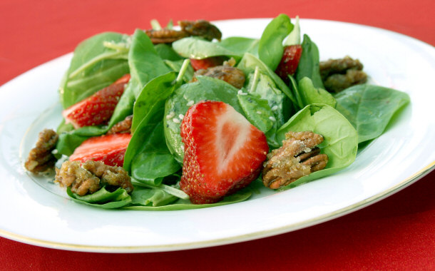 spinach strawberry walnut salad organic