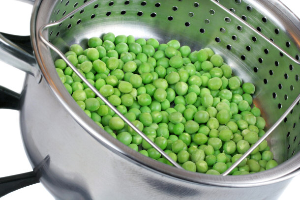 Peas in a steamer pan