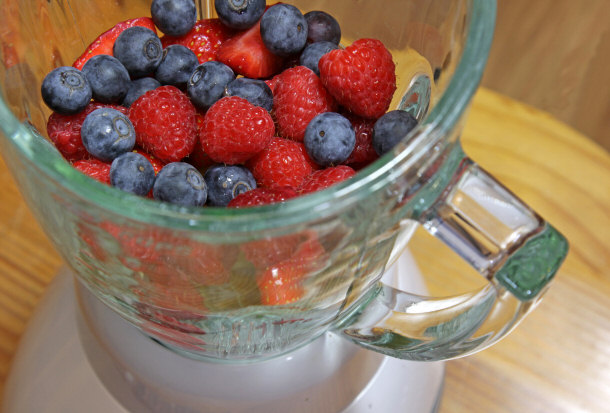 blender making berry smoothie