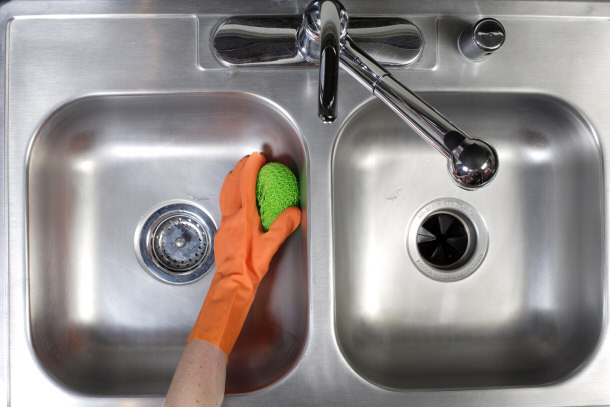 cleaning kitchen sink