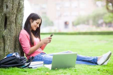 girl sending text message