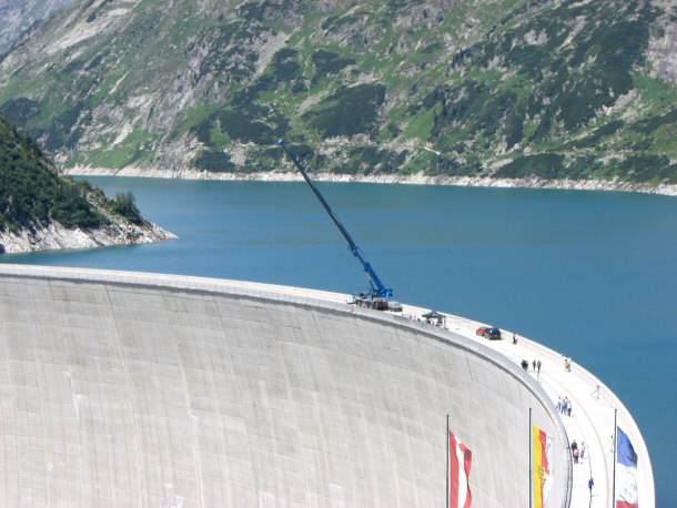 Bungee Jumping from Kolnbreinsperre