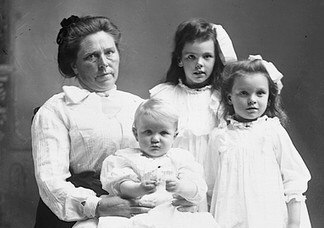 Belle Gunness with children