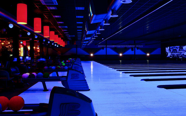 Lunar bowling great for dates