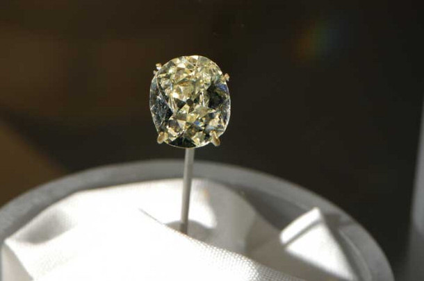 Eureka Diamond - Cushion-Shaped brilliant cut - 10.73 Carat - Brownish-yellow Diamond