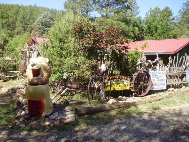 Please don't leave trash lion around by sporst, on Flickr Tinkertown is a one of a kind place that's not like anywhere else; it started as the hobby of a man named Ross Ward, who grew up in the Midwest and was enchanted by the work of amateur carvers who constructed tiny farms as well as villages.