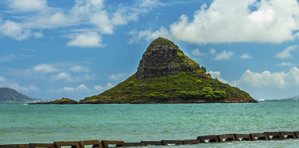 Chinamans Hat, also known as Mokoliʻi, is a popular spot for taking pictures of Oʻahus windward coast.