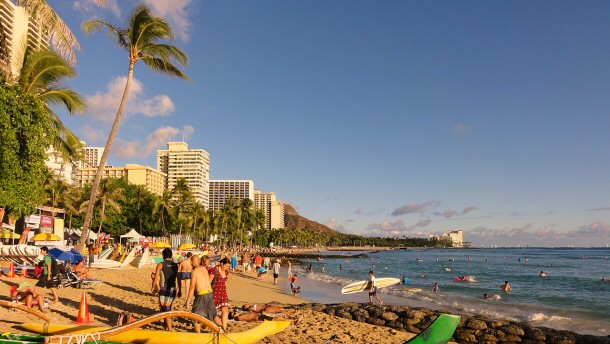 The best known beach in Honolulu is Waikiki and it sits on the south shore of Oʻahu. Home to resort hotels and properties, the white sand beach is in close proximity to such attractions as the Waikiki Aquarium, Diamond Head and the Honolulu Zoo.