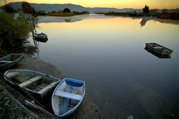 Many people boat on the Bidosao River.