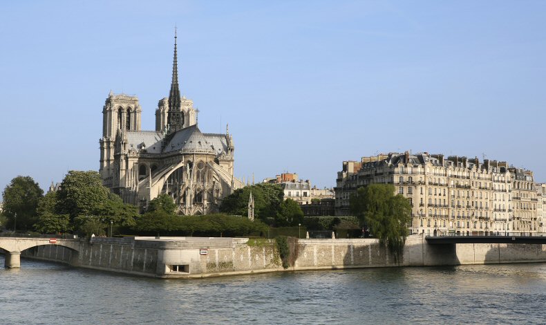  Paris is full of magnificent libraries, museums, monumental squares, boulevards, restaurants and galleries.