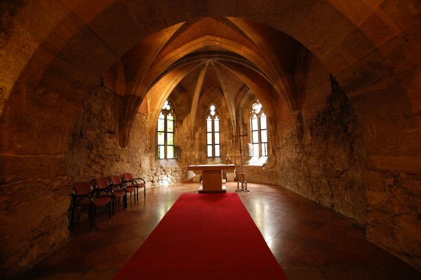 The interior of Buda Castle is just as grand as its exterior and features a castle chapel, a gothic hall as well as barrel vaulted rooms.