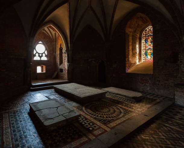 The Malbork Castle Museum also occupies the castle grounds and features a library, an E-museum, conservation programs as well as document digitization. 