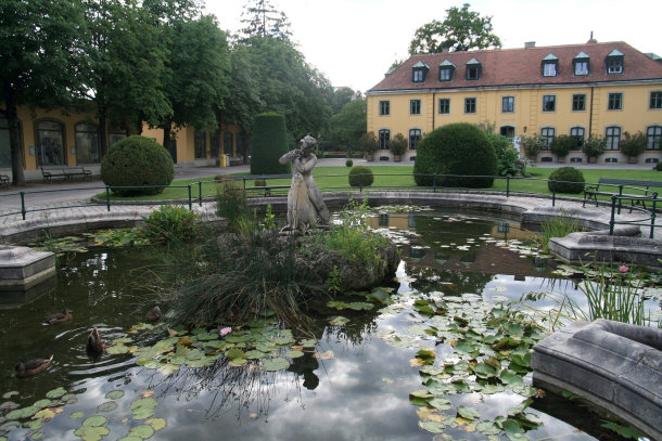 Seal Fountain và tòa hành chính ở Tiergarten Schönbrunn