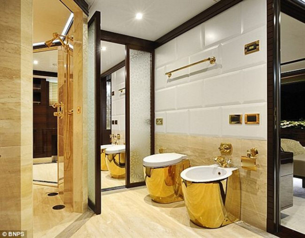 Majesty 13 yacht - Gold plated toilets