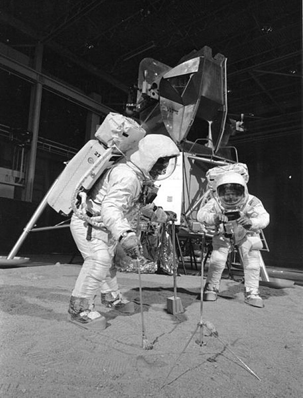 Apollo 11 Crew Training - Specifically Simulating Moon Dust