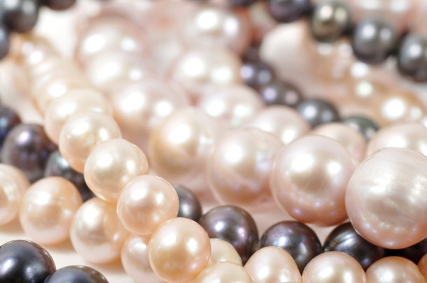 Cleopatra Dissolved a Pearl Jewelry Piece in Vinegar