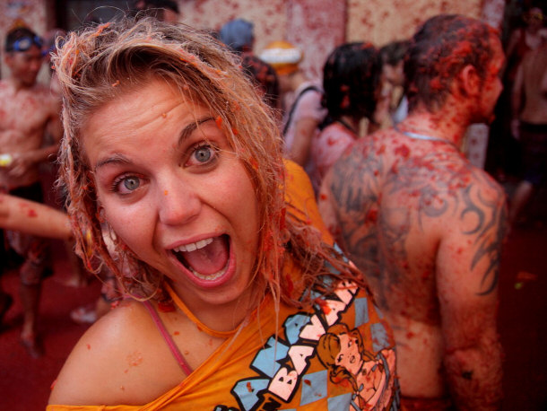 la tomatina Every Woman and Man for Themselves in an All-out Tomato Fight