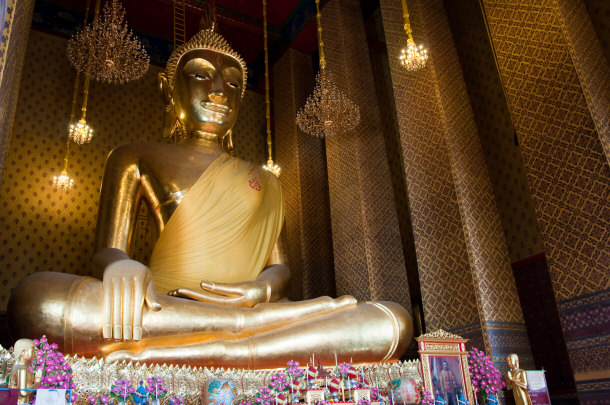 sitting buddha inside wat kalayamit