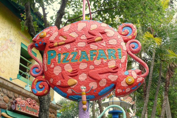 After walking around the park all morning, you'll be hungry for something good to eat. The Pizzafari restaurant is a counter service style eatery that offers pizza and sandwiches.