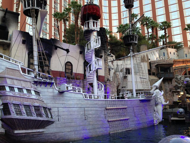 Pirate Ship that Sinks and Simulates a Battle Daily