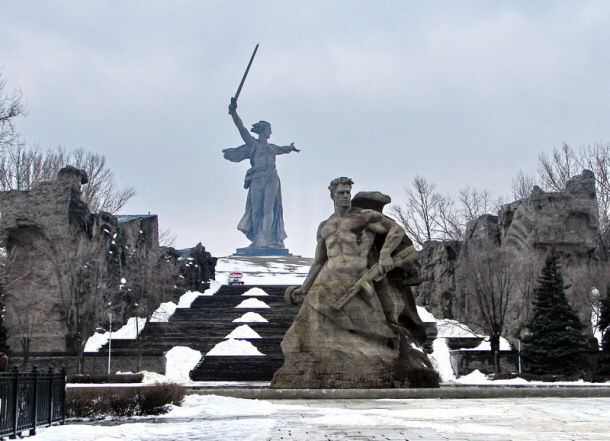 Rodina-Mat Zovyot! Statue Snow
