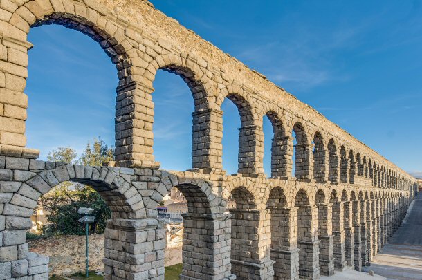 There is a 2,000 year old Roman aqueduct, or acueducto romano, in Segovia, Spain.