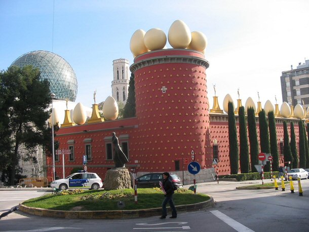 Various bizarre as well as imaginative things can be seen in the Dali Theatre and Museum; this includes: mechanical devices, collages and custom furniture.