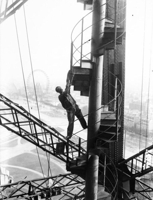 Painting the Eiffel Tower in 1910