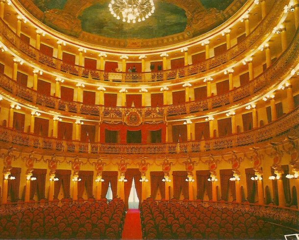 The inside of the Teatro Amazonas is decorated in red and gold.